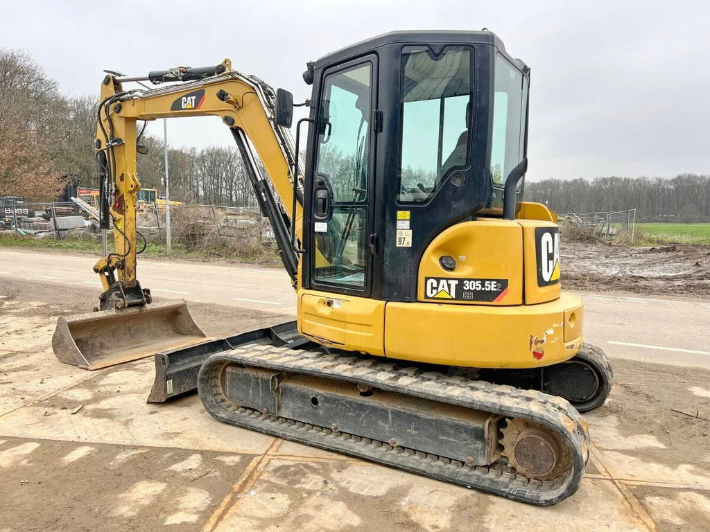Miniexcavadora Caterpillar 305.5E2 CR de 5,2 t usada del 2018 con 3692 h y 3 cucharones
