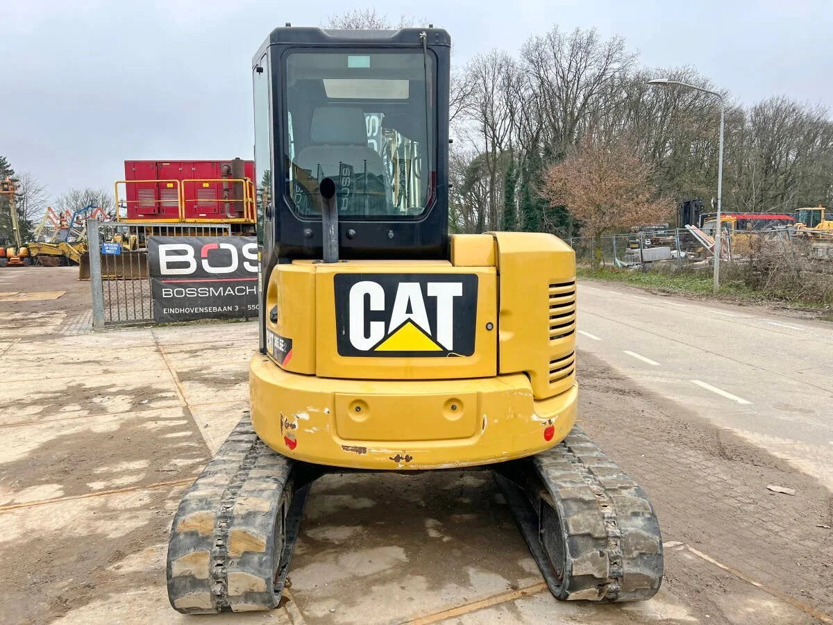 Miniexcavadora Caterpillar 305.5E2 CR de 5,2 t usada del 2018 con 3692 h y 3 cucharones