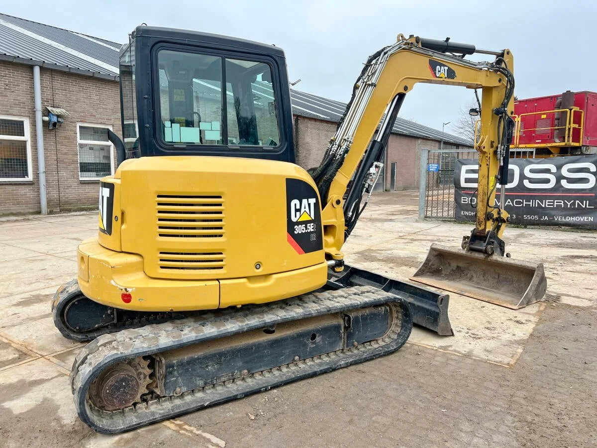 Miniexcavadora Caterpillar 305.5E2 CR de 5,2 t usada del 2018 con 3692 h y 3 cucharones