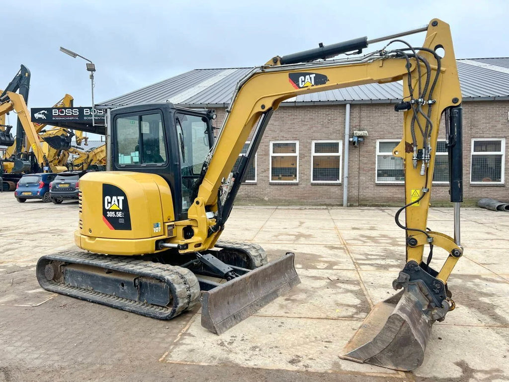 Miniexcavadora Caterpillar 305.5E2 CR de 5,2 t usada del 2018 con 3692 h y 3 cucharones