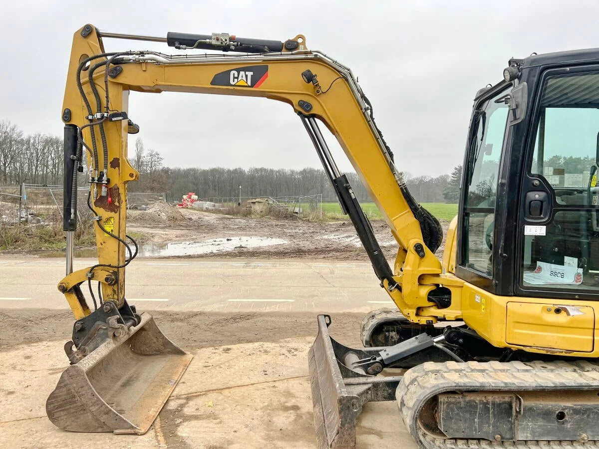 Miniexcavadora Caterpillar 305.5E2 CR de 5,2 t usada del 2018 con 3692 h y 3 cucharones