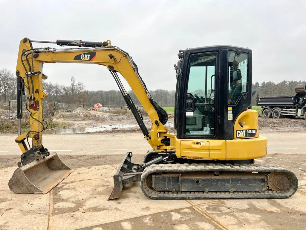 Miniexcavadora Caterpillar 305.5E2 CR de 5,2 t usada del 2018 con 3692 h y 3 cucharones