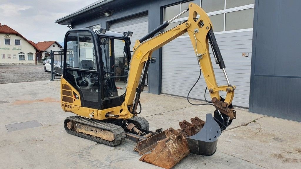 Caterpillar CAT 302.2D (2013) – Mini Excavadora 2,1T – 2 468 h – 3 Cucharas