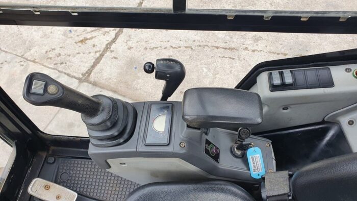 Caterpillar CAT 302.2D (2013) – Mini Excavadora 2,1T – 2 468 h – 3 Cucharas