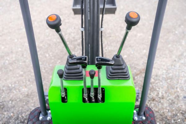 Miniexcavadora eléctrica de litio Compartec CT-B 12 Li de 1,1 t usada, 108 h con 3 cucharones
