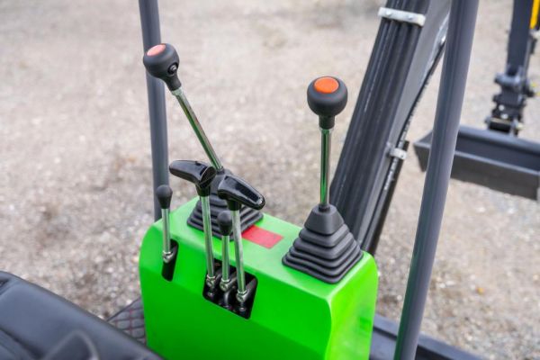 Miniexcavadora eléctrica de litio Compartec CT-B 12 Li de 1,1 t usada, 108 h con 3 cucharones
