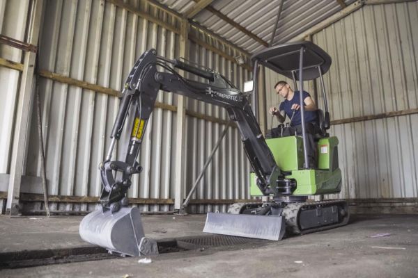Miniexcavadora eléctrica de litio Compartec CT-B 12 Li de 1,1 t usada, 108 h con 3 cucharones