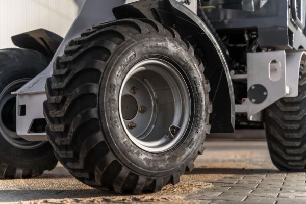 Cargadora articulada usada Compartec CT-W12I de 1,2 t con 589 h, incluye horquillas y cuchara