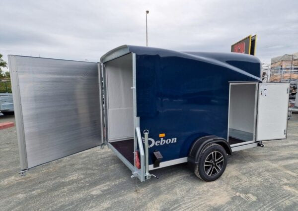 Furgoneta Debon Cargo 1300 equipada con puerta lateral