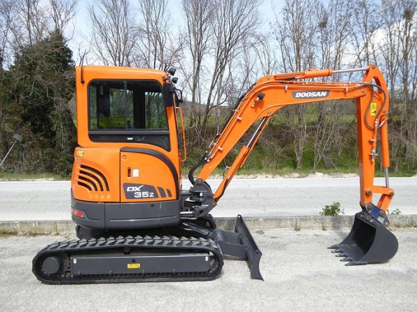 Miniexcavadora Doosan DX35Z de 3,7 t usada 2017 cabina calefactada de 453 h con 2 cucharones