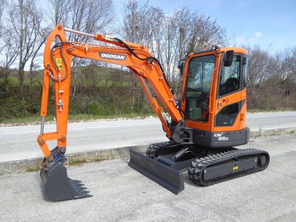 Miniexcavadora Doosan DX35Z de 3,7 t usada 2017 cabina calefactada de 453 h con 2 cucharones