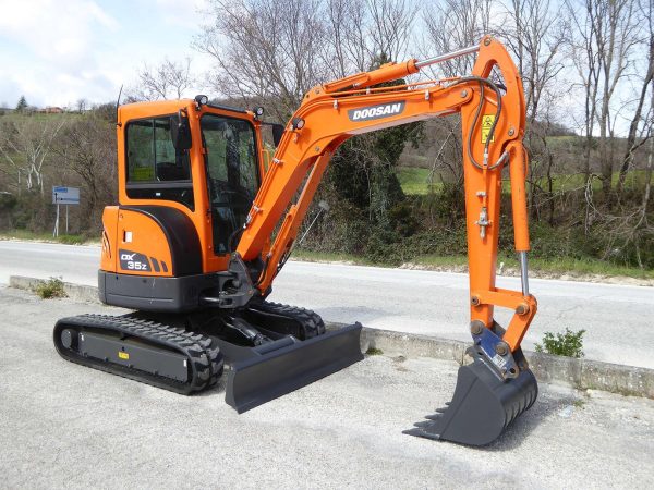 Miniexcavadora Doosan DX35Z de 3,7 t usada 2017 cabina calefactada de 453 h con 2 cucharones