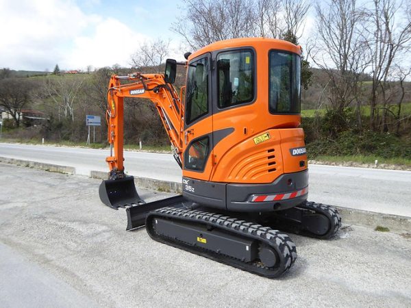 Miniexcavadora Doosan DX35Z de 3,7 t usada 2017 cabina calefactada de 453 h con 2 cucharones