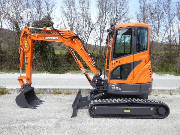 Miniexcavadora Doosan DX35Z de 3,7 t usada 2017 cabina calefactada de 453 h con 2 cucharones