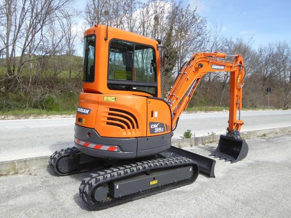 Miniexcavadora Doosan DX35Z de 3,7 t usada 2017 cabina calefactada de 453 h con 2 cucharones
