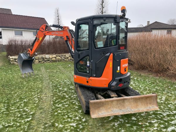 Miniexcavadora Hitachi ZX33U de 3,7 t usada 2015 con 1480 h y doble circuito hidráulico