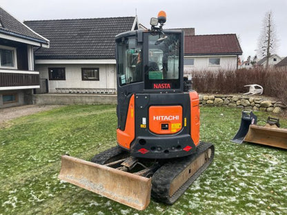 Miniexcavadora Hitachi ZX33U de 3,7 t usada 2015 con 1480 h y doble circuito hidráulico