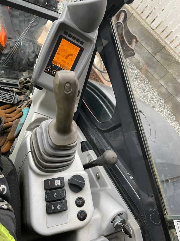 Miniexcavadora Hitachi ZX33U de 3,7 t usada 2015 con 1480 h y doble circuito hidráulico