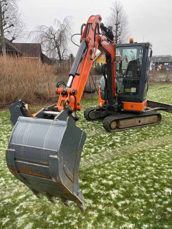 Miniexcavadora Hitachi ZX33U de 3,7 t usada 2015 con 1480 h y doble circuito hidráulico