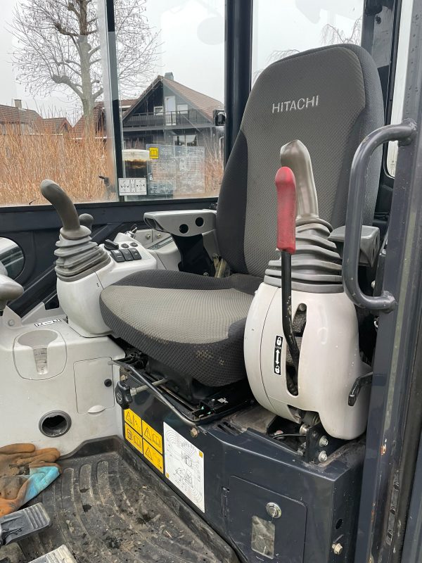 Miniexcavadora Hitachi ZX33U de 3,7 t usada 2015 con 1480 h y doble circuito hidráulico