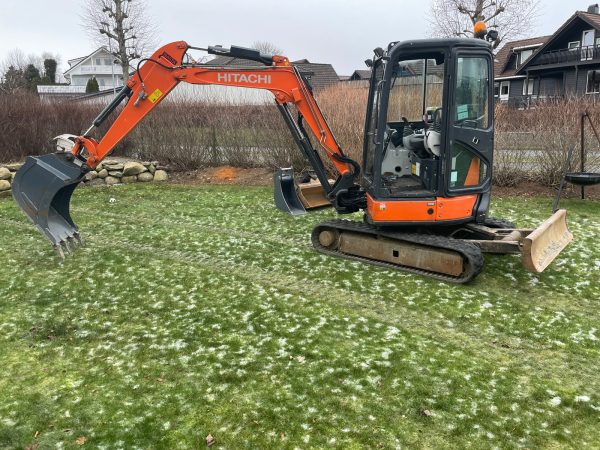 Miniexcavadora Hitachi ZX33U de 3,7 t usada 2015 con 1480 h y doble circuito hidráulico