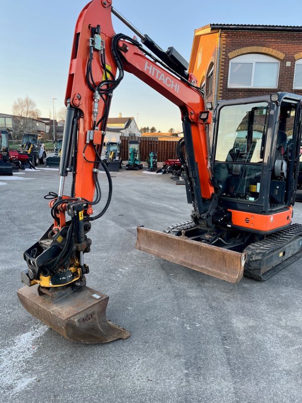 Miniexcavadora Hitachi ZX38-5A de 3,9 t usada 2017 con 1670 h y doble circuito hidráulico