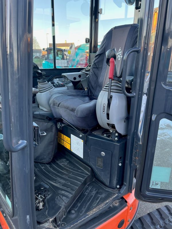 Miniexcavadora Hitachi ZX38-5A de 3,9 t usada 2017 con 1670 h y doble circuito hidráulico