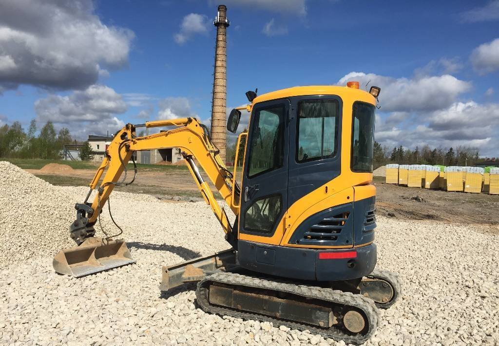 Mini-Excavadora Hyundai Robex 27Z-9 de Ocasión (2011) – 2,8T con 3 Cucharas