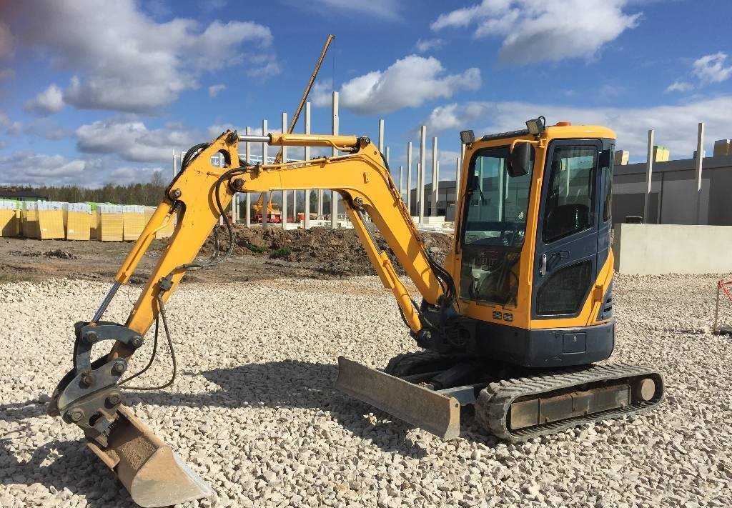 Mini-Excavadora Hyundai Robex 27Z-9 de Ocasión (2011) – 2,8T con 3 Cucharas