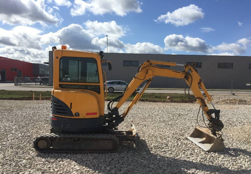 Mini-Excavadora Hyundai Robex 27Z-9 de Ocasión (2011) – 2,8T con 3 Cucharas