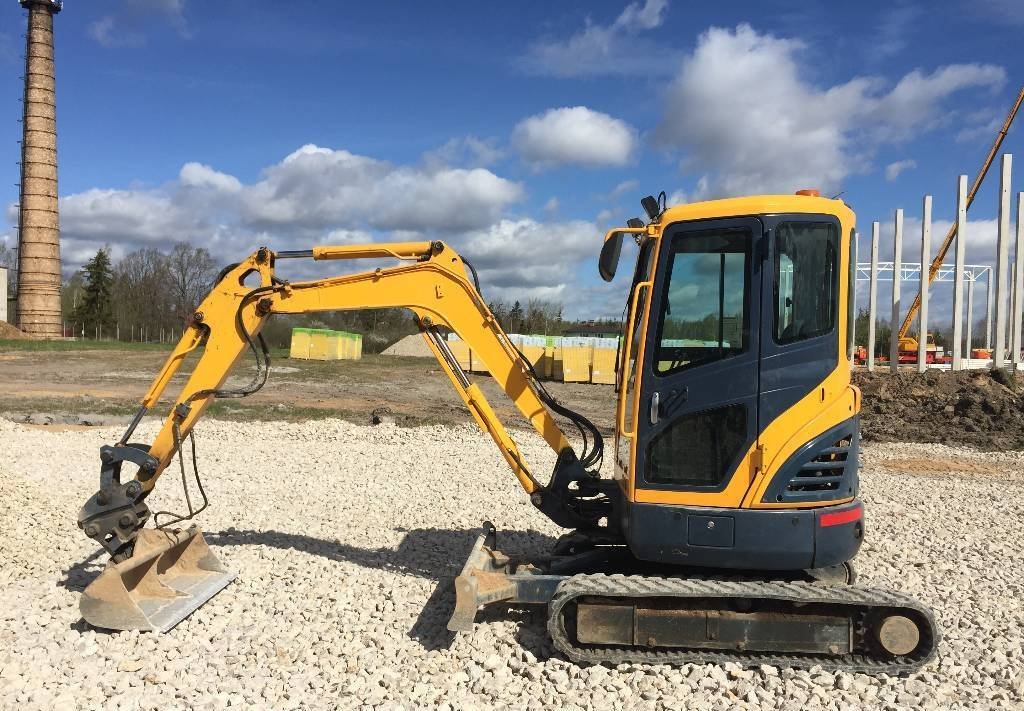 Mini-Excavadora Hyundai Robex 27Z-9 de Ocasión (2011) – 2,8T con 3 Cucharas