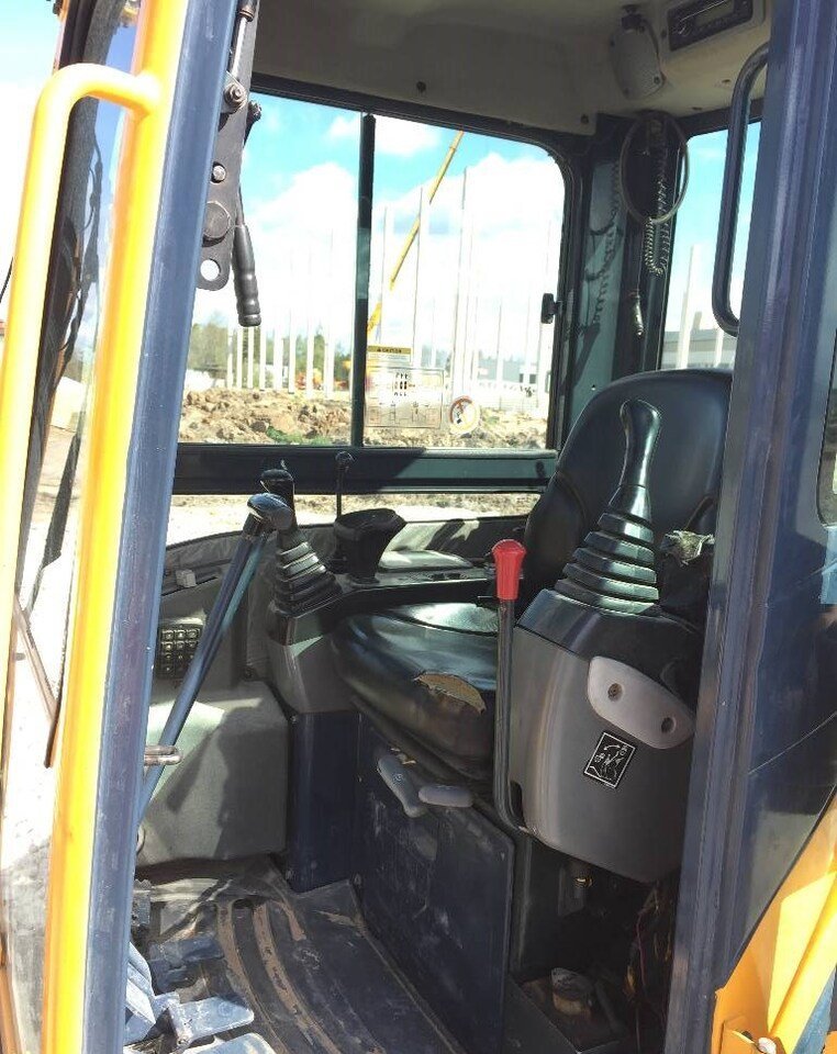 Mini-Excavadora Hyundai Robex 27Z-9 de Ocasión (2011) – 2,8T con 3 Cucharas