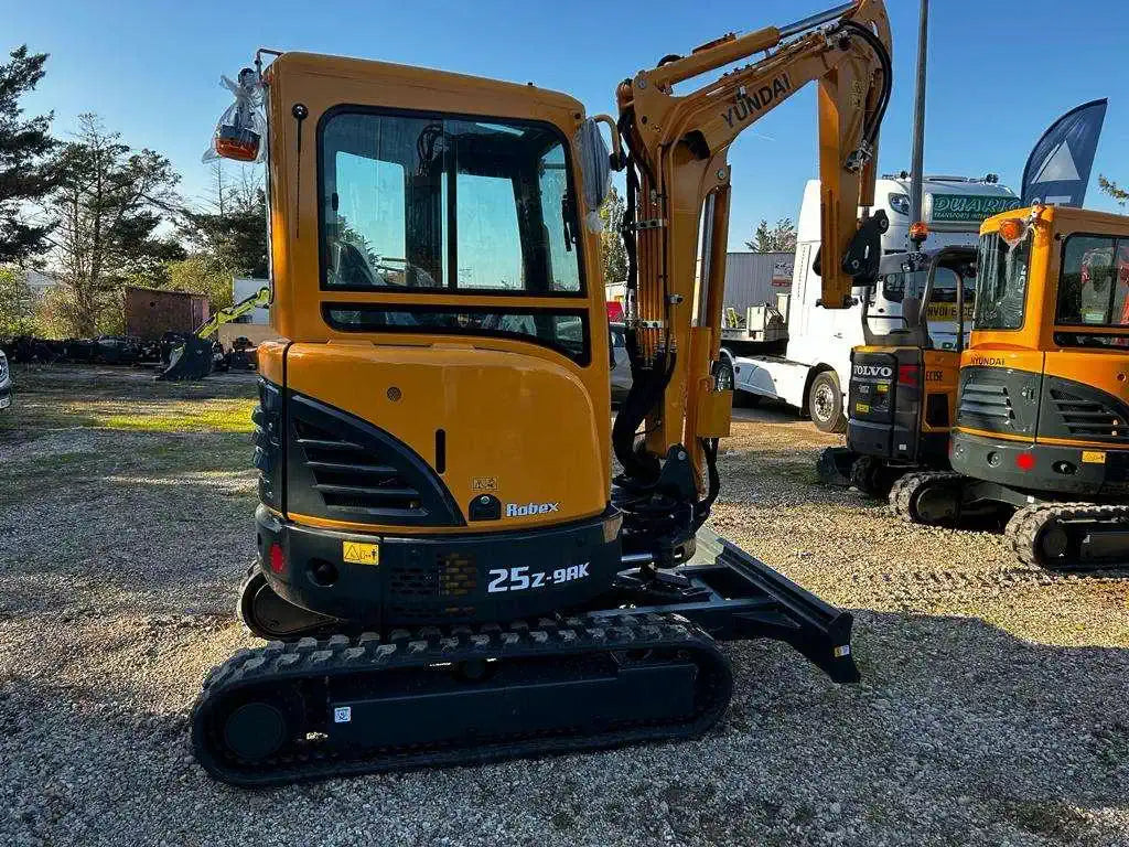 Miniexcavadora HYUNDAI R25Z-9AK – ocasión