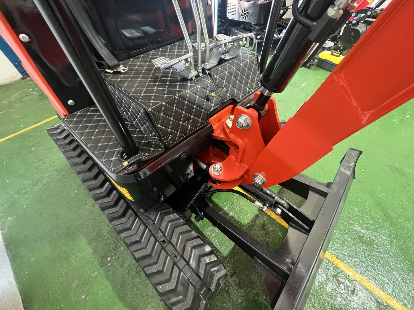 Miniexcavadora Giratoria BAIMSE 1800 kg, Motor Kubota de 3 Cilindros