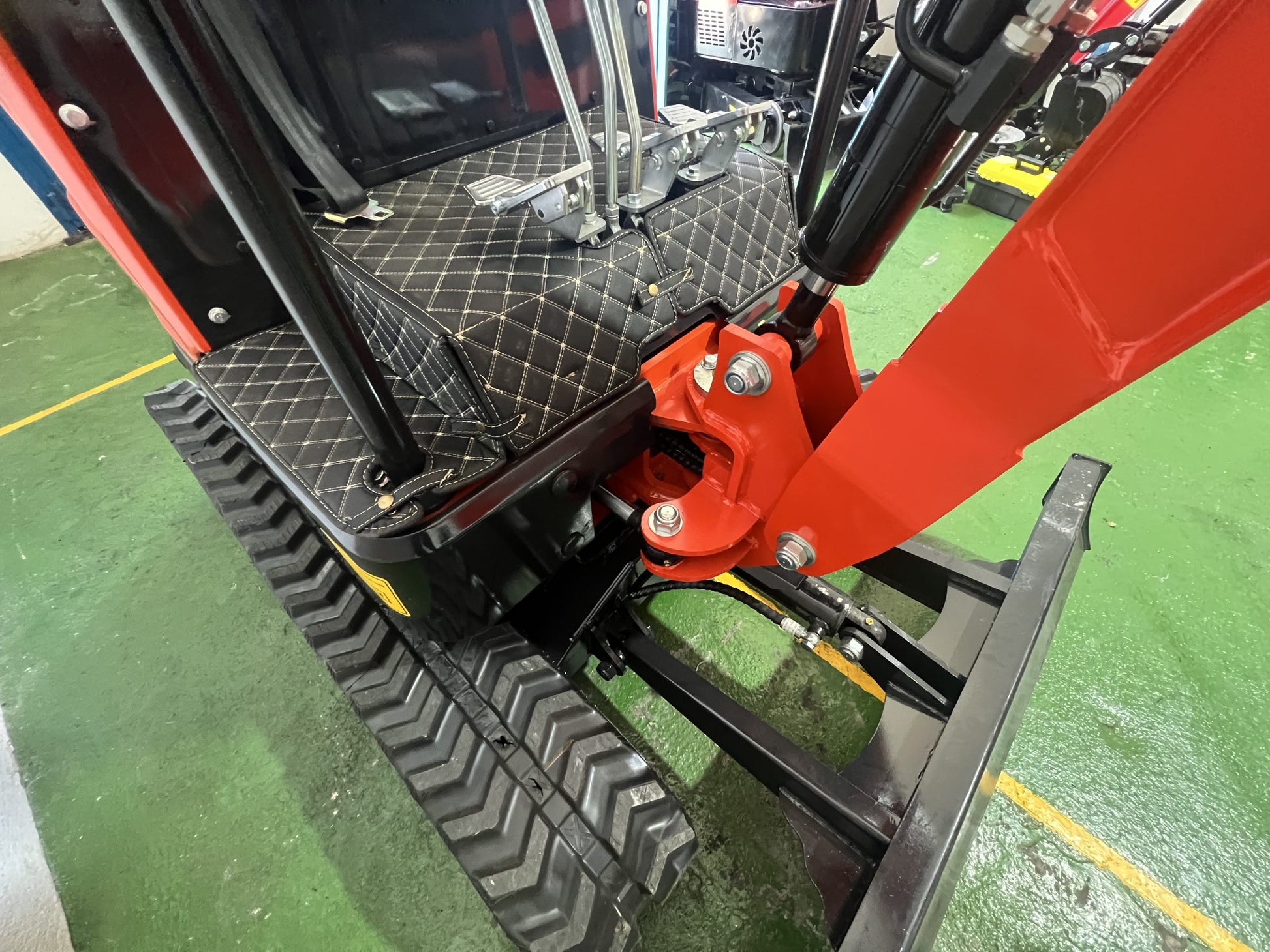 Miniexcavadora Giratoria BAIMSE 1800 kg, Motor Kubota de 3 Cilindros