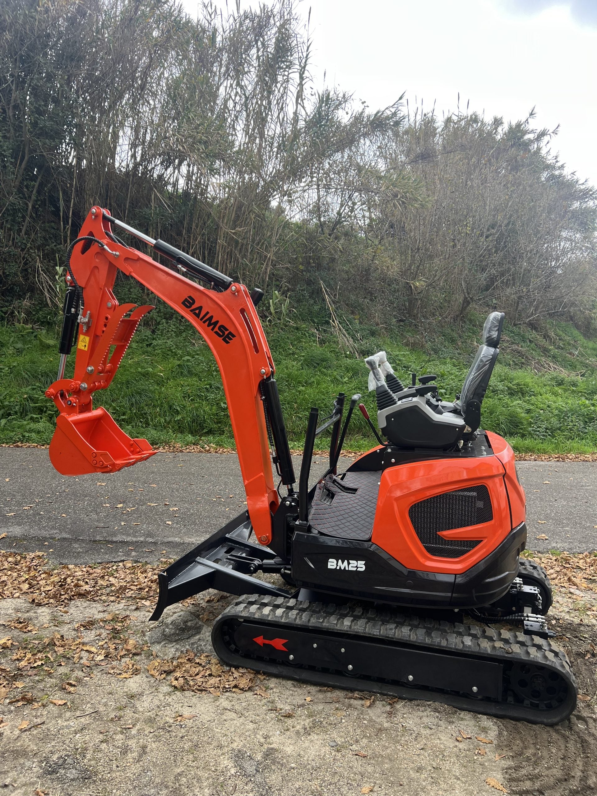Miniexcavadora Giratoria Baimse 2500 kg, Motor Kubota D1105 de 3 Cilindros | Émeraude-Pelle