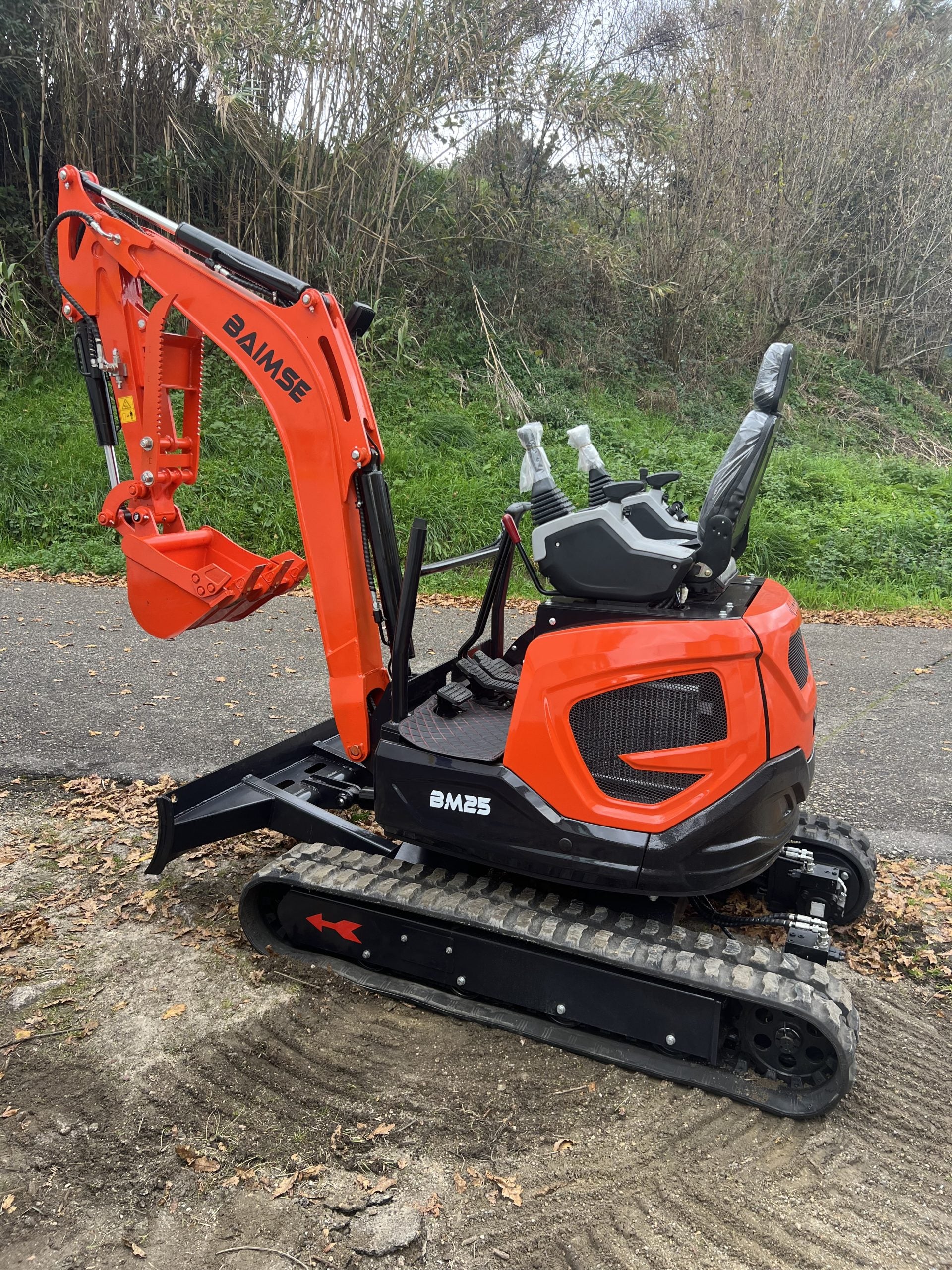 Miniexcavadora Giratoria Baimse 2500 kg, Motor Kubota D1105 de 3 Cilindros | Émeraude-Pelle