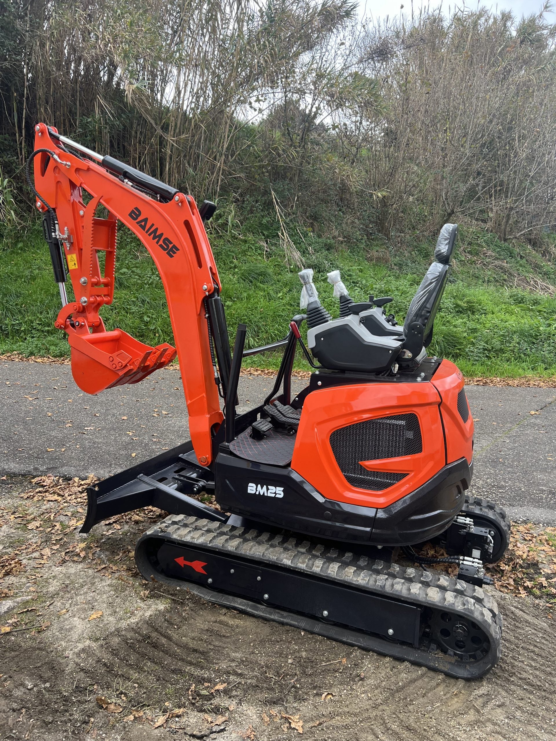Miniexcavadora Giratoria Baimse 2500 kg, Motor Kubota D1105 de 3 Cilindros | Émeraude-Pelle