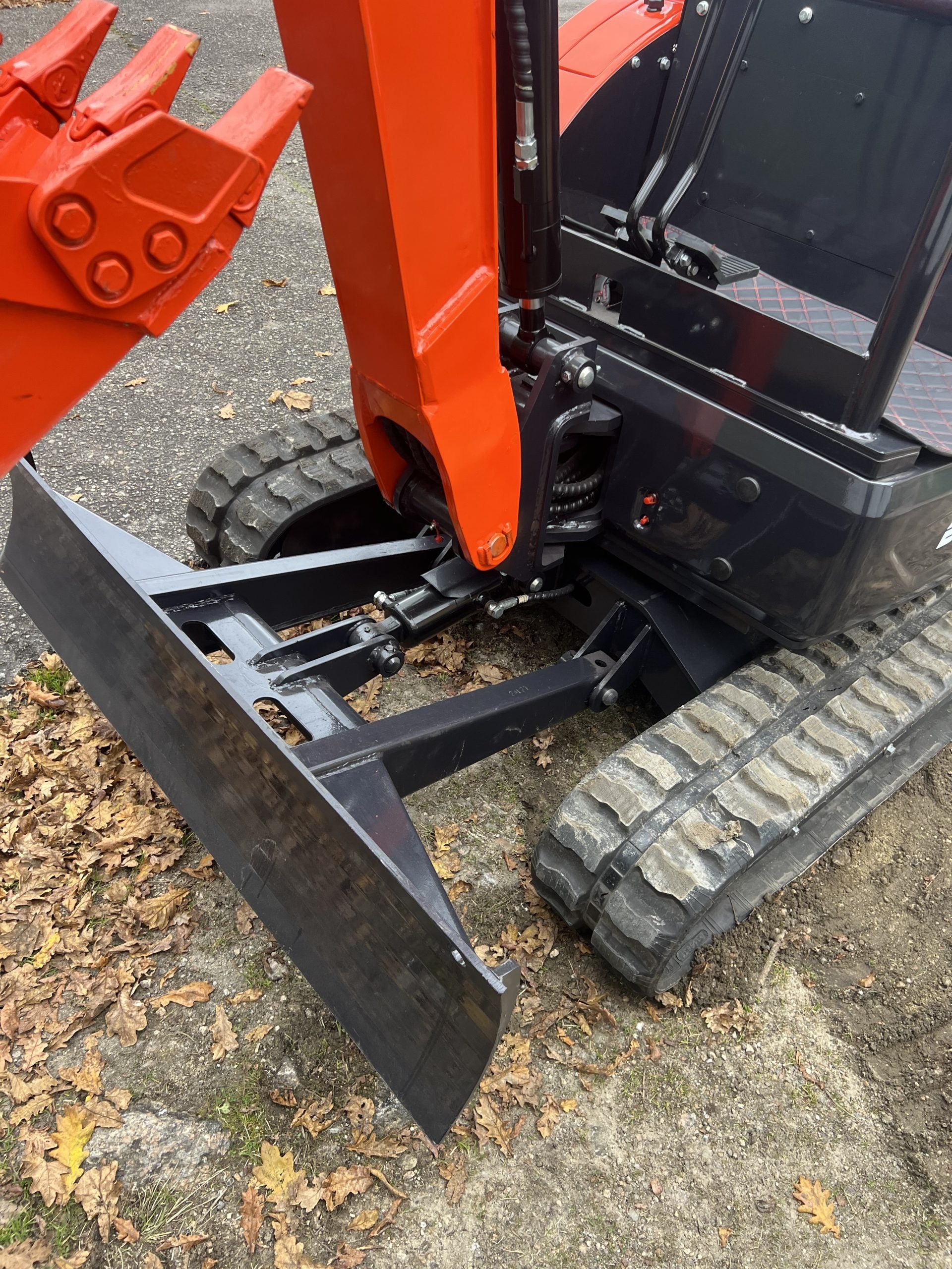 Miniexcavadora Giratoria Baimse 2500 kg, Motor Kubota D1105 de 3 Cilindros | Émeraude-Pelle