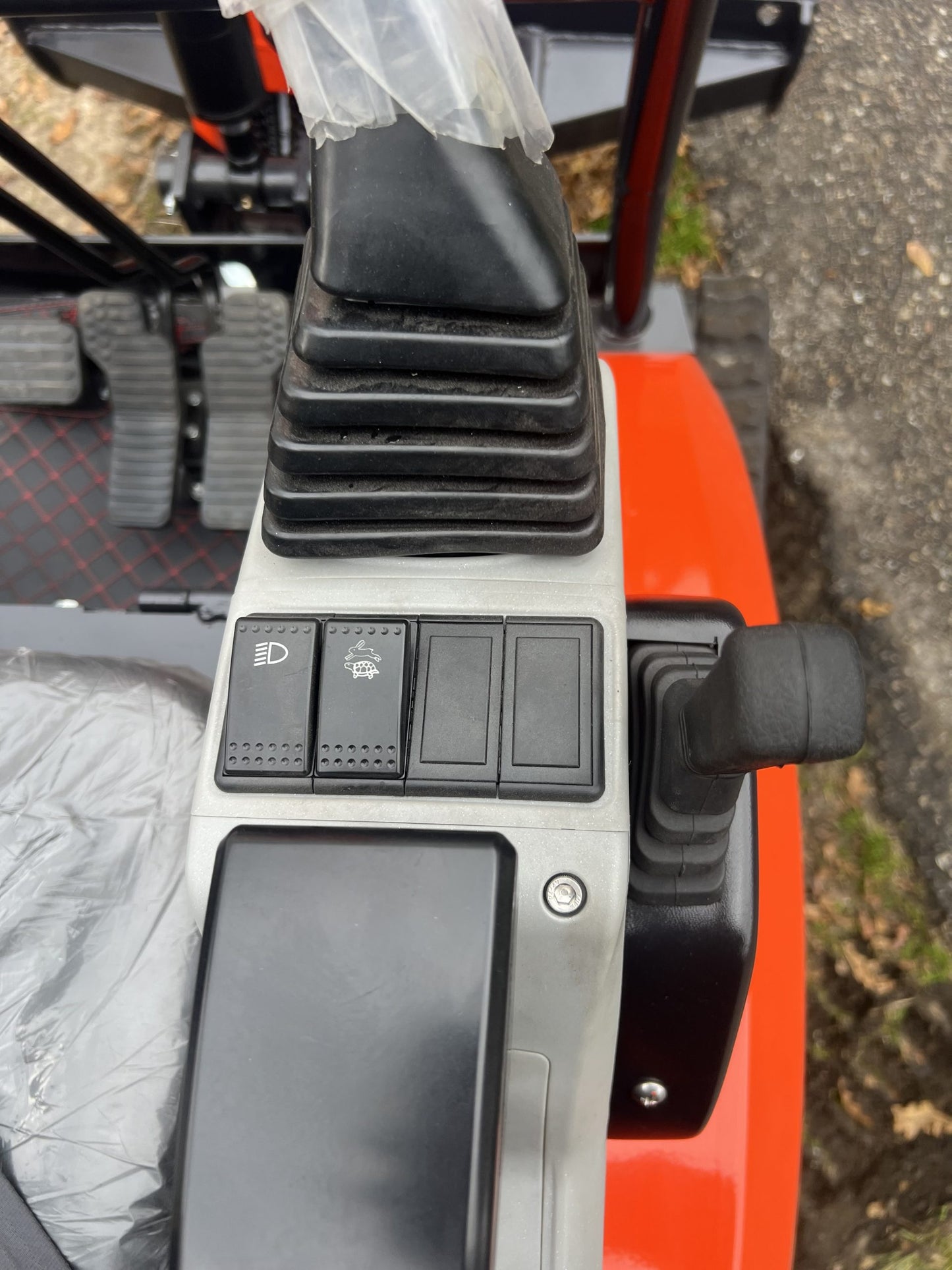 Miniexcavadora Giratoria Baimse 2500 kg, Motor Kubota D1105 de 3 Cilindros | Émeraude-Pelle