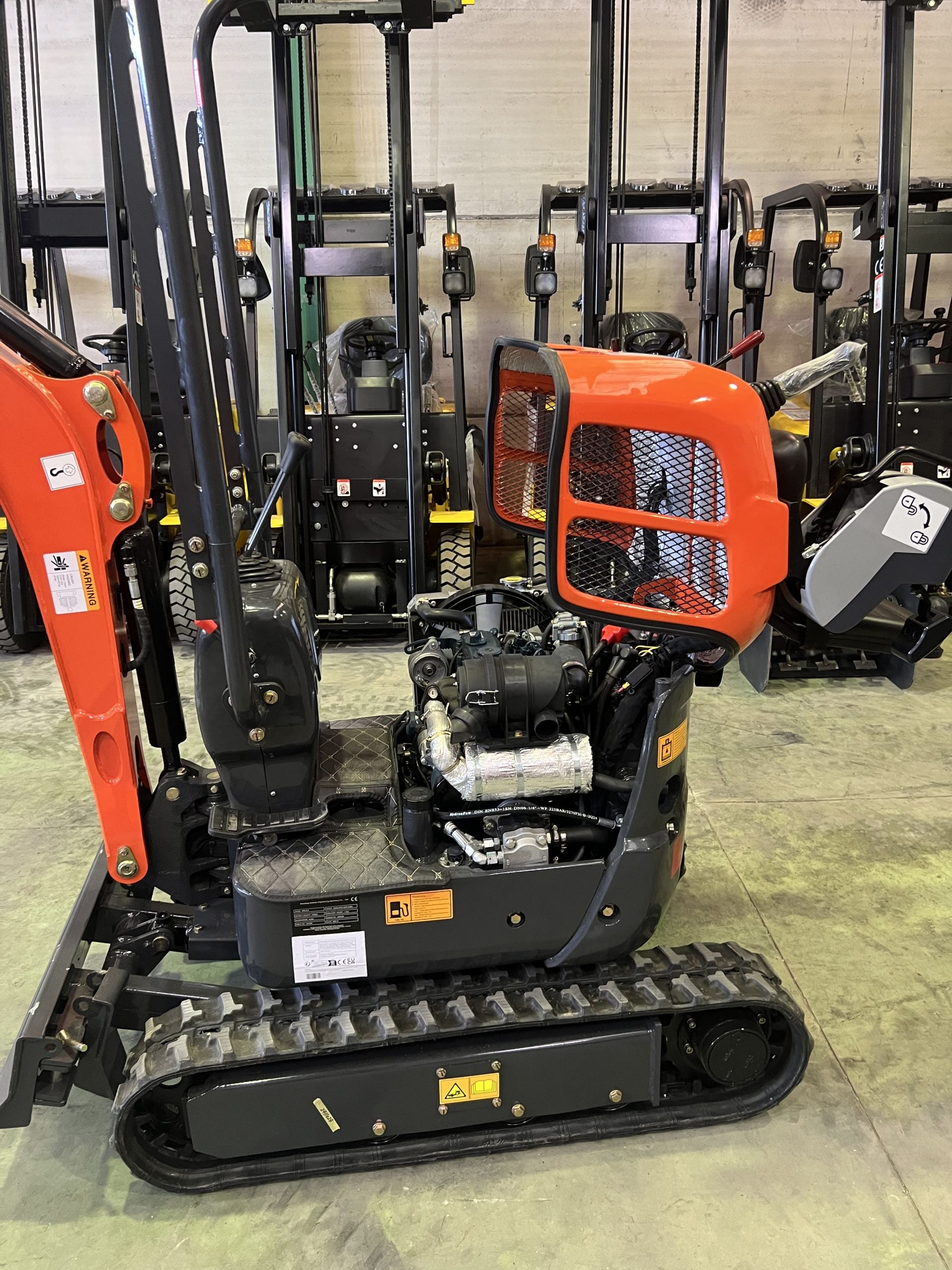 Mini Excavadora 1200 kg Motor Kubota 3 Cilindros con Orugas Retráctiles de 74 cm