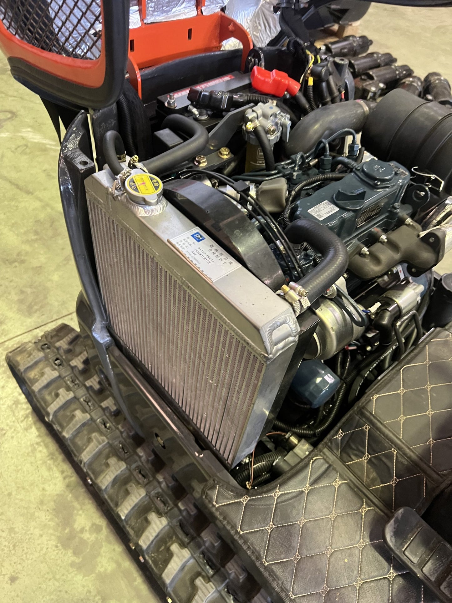 Mini Excavadora 1200 kg Motor Kubota 3 Cilindros con Orugas Retráctiles de 74 cm