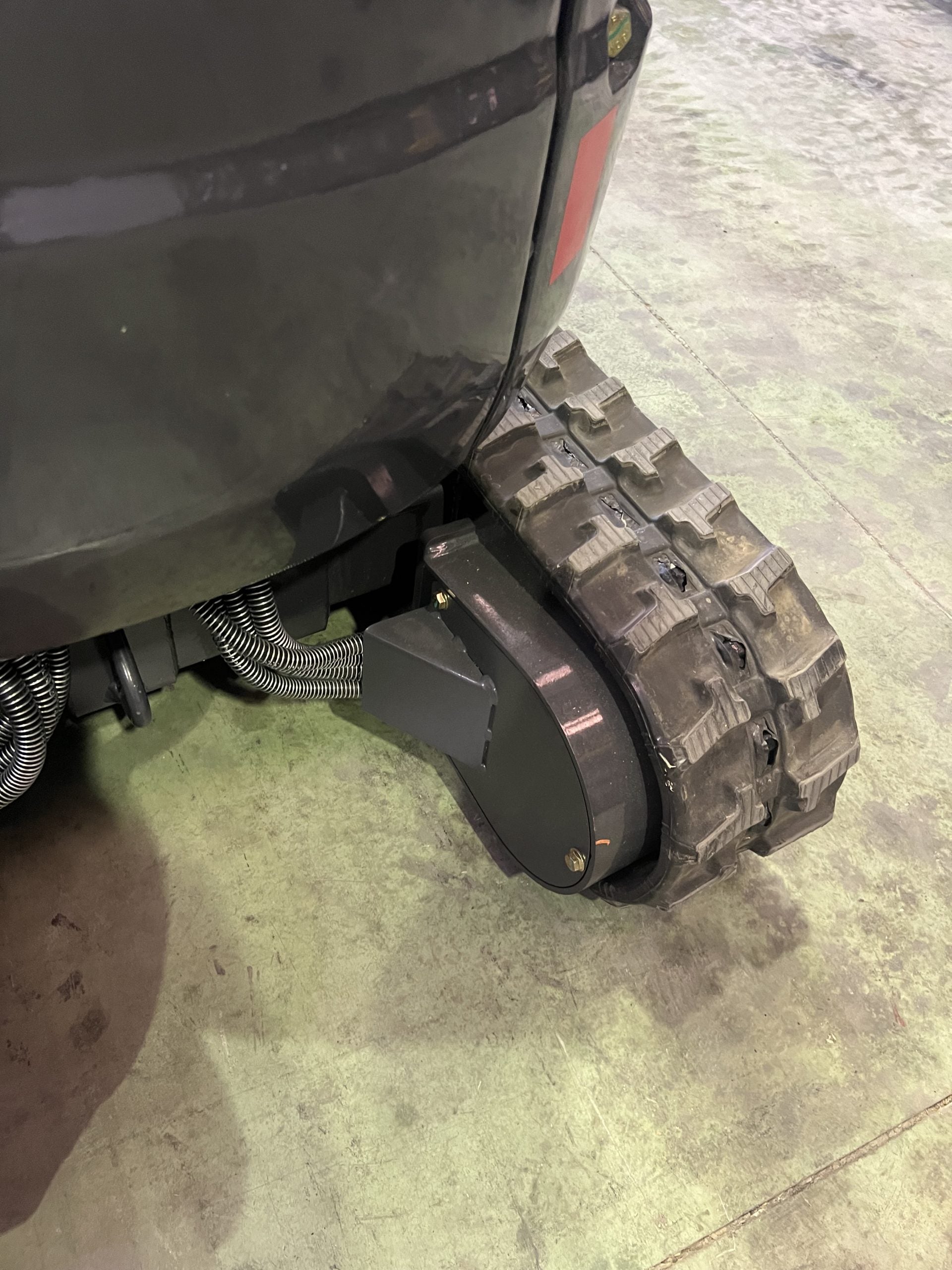 Mini Excavadora 1200 kg Motor Kubota 3 Cilindros con Orugas Retráctiles de 74 cm