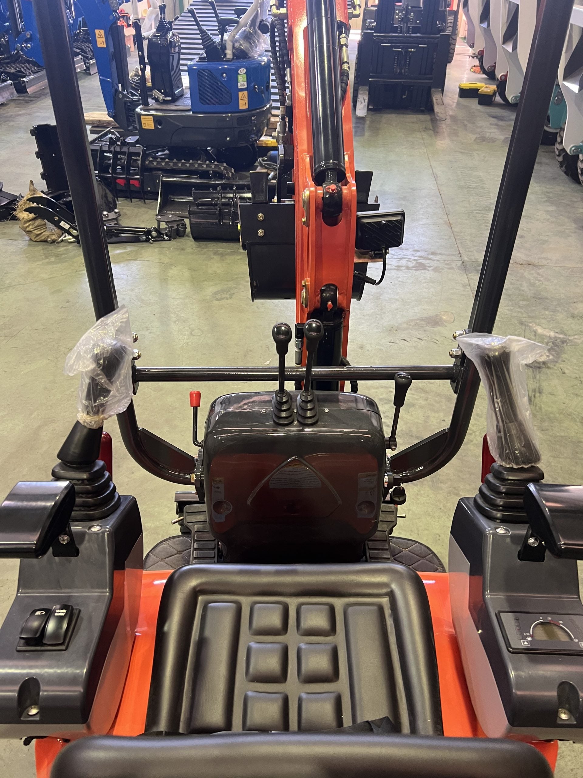 Mini Excavadora 1200 kg Motor Kubota 3 Cilindros con Orugas Retráctiles de 74 cm