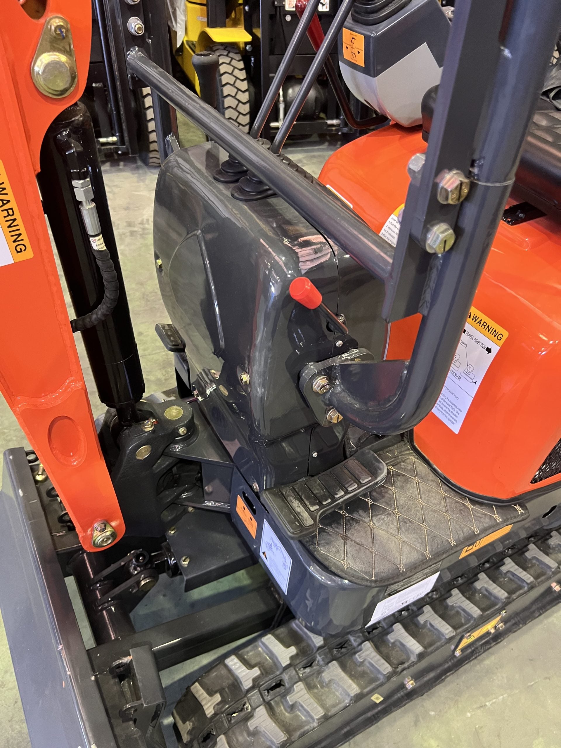 Mini Excavadora 1200 kg Motor Kubota 3 Cilindros con Orugas Retráctiles de 74 cm