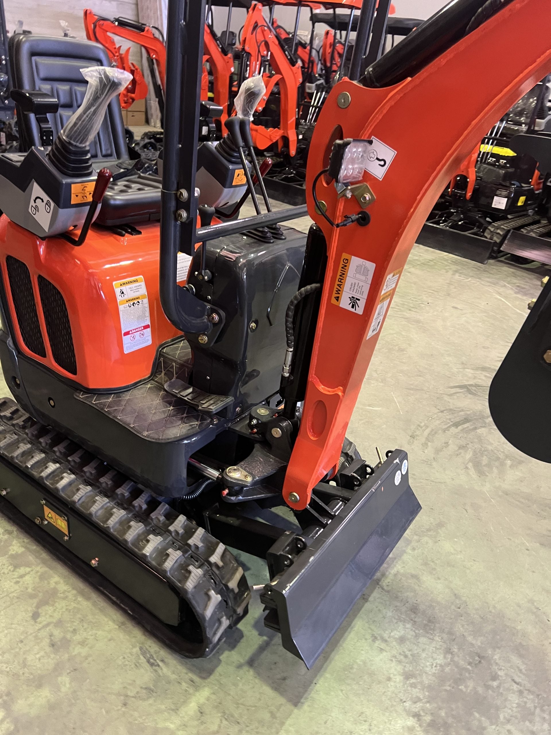 Mini Excavadora 1200 kg Motor Kubota 3 Cilindros con Orugas Retráctiles de 74 cm
