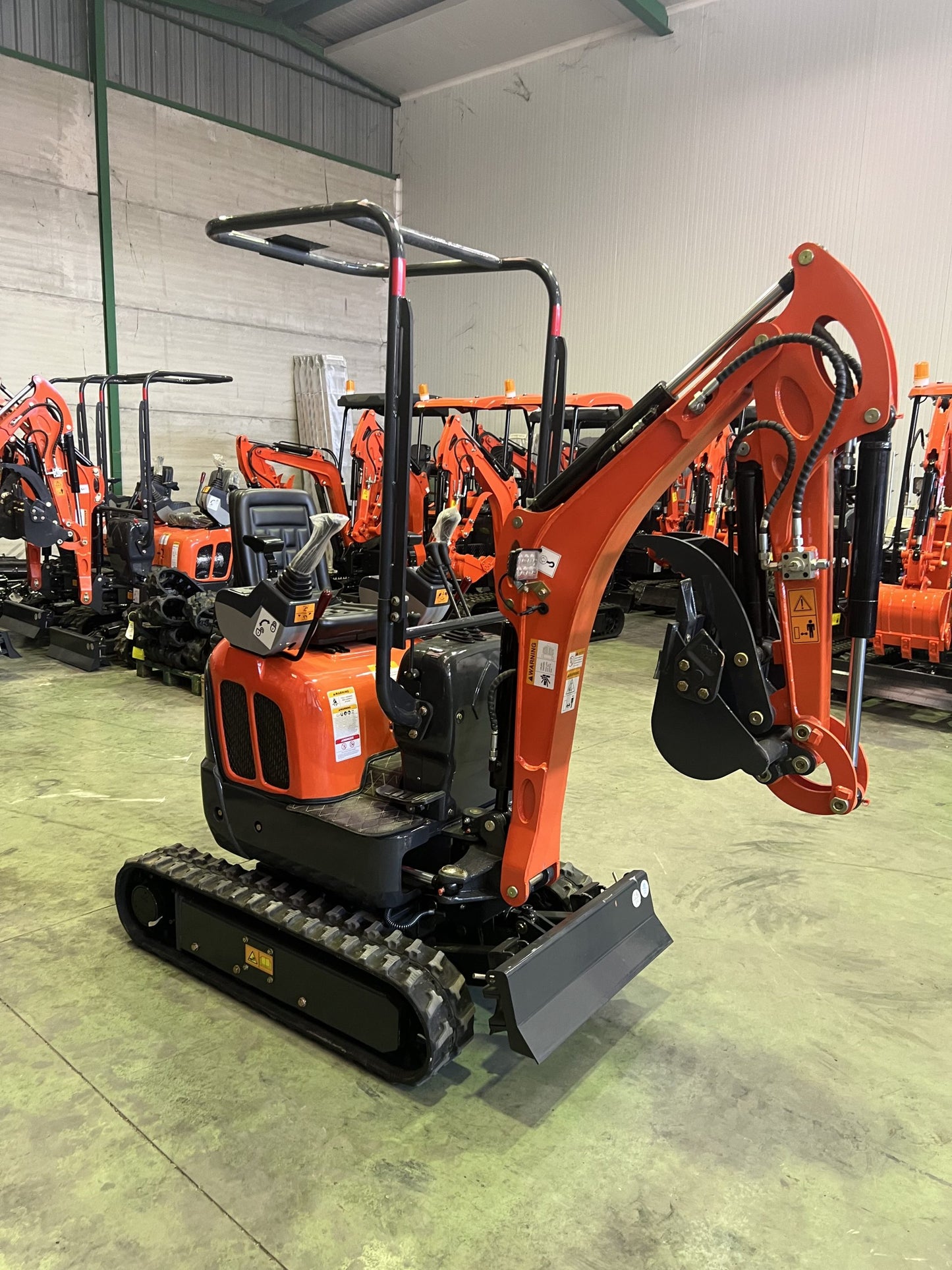 Mini Excavadora 1200 kg Motor Kubota 3 Cilindros con Orugas Retráctiles de 74 cm