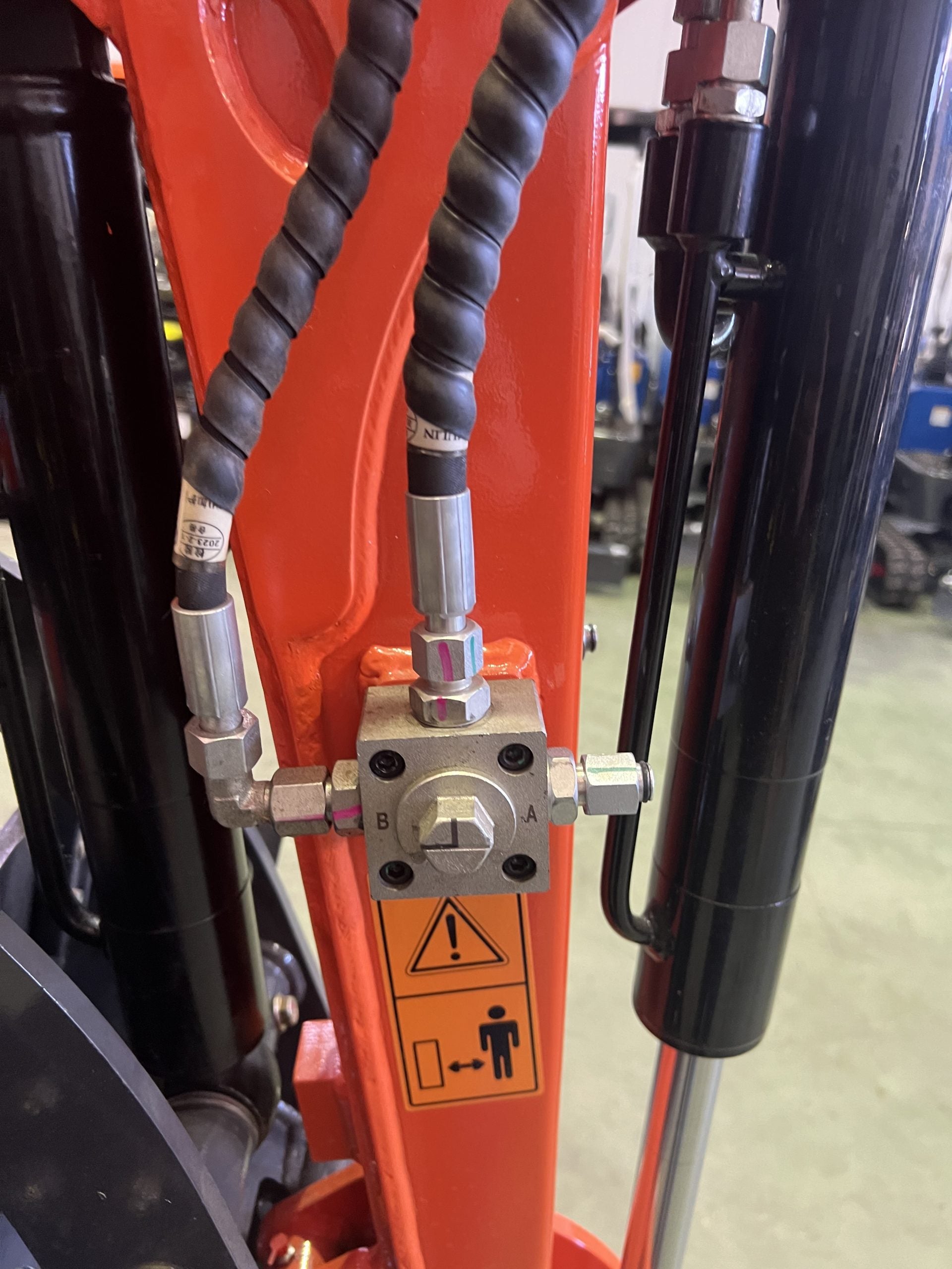Mini Excavadora 1200 kg Motor Kubota 3 Cilindros con Orugas Retráctiles de 74 cm
