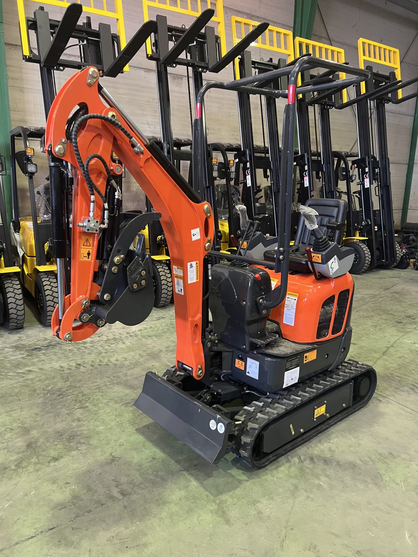 Mini Excavadora 1200 kg Motor Kubota 3 Cilindros con Orugas Retráctiles de 74 cm
