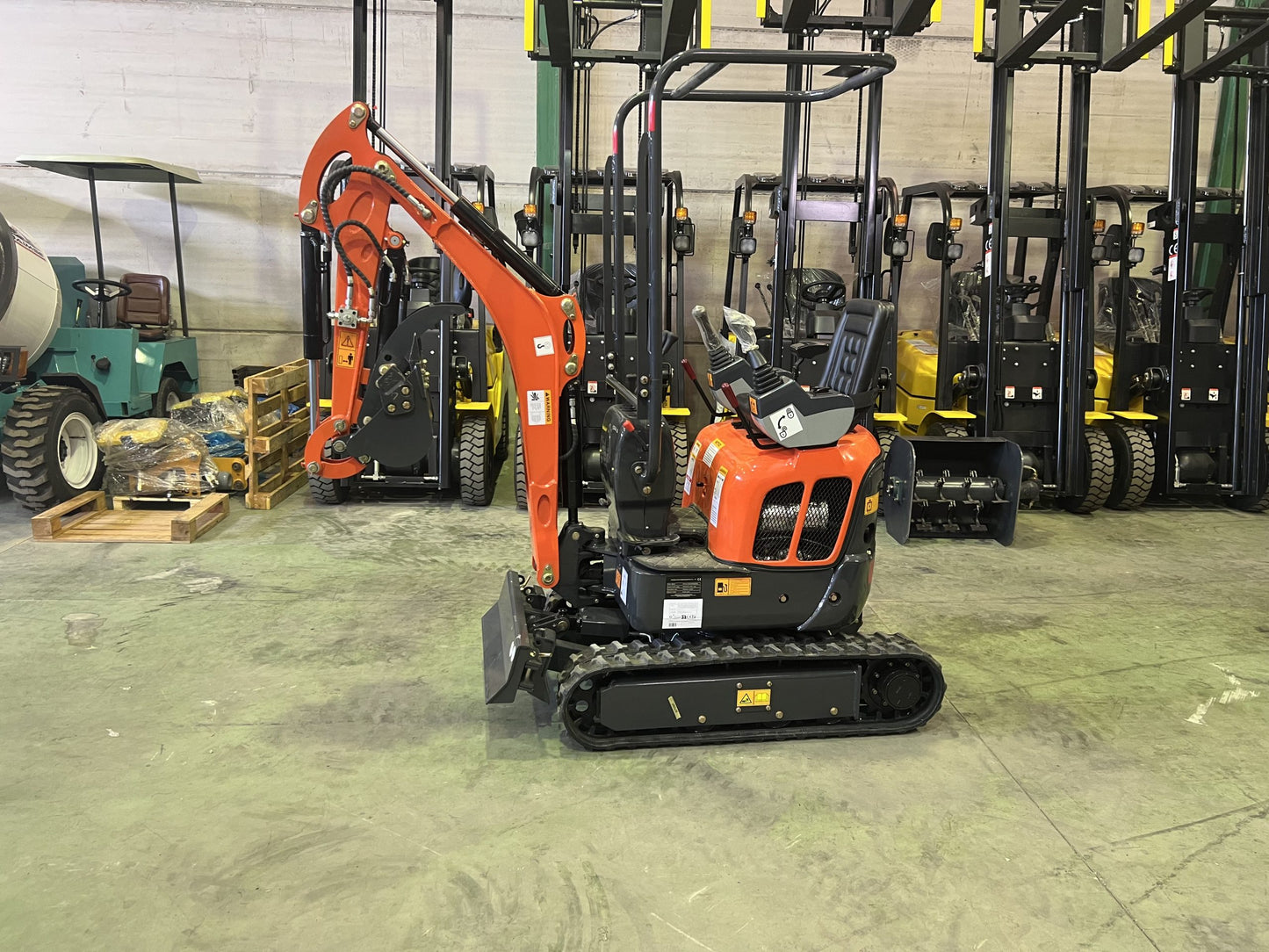 Mini Excavadora 1200 kg Motor Kubota 3 Cilindros con Orugas Retráctiles de 74 cm